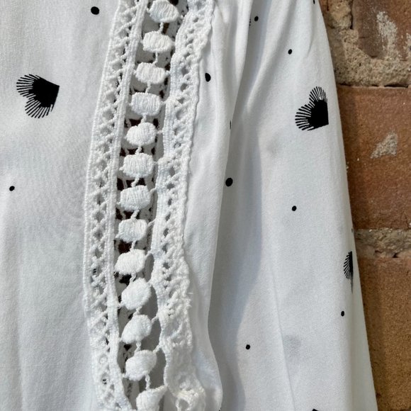 D2R White & Black Heart-Shaped Pattern Top with Lace Detailing.  Size: Small - Picture 6 of 10